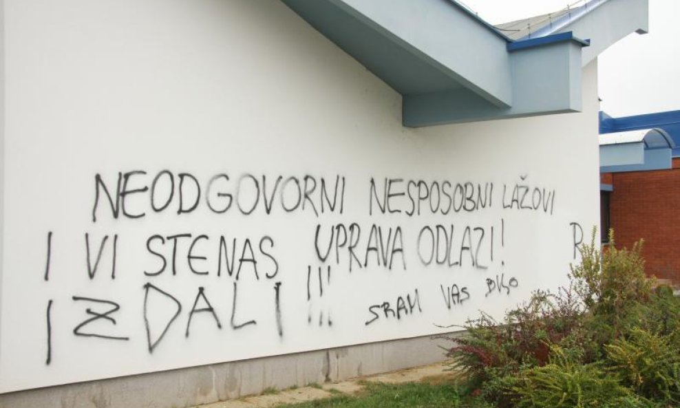 Gademzi grafitima izvrijeđali upravu NK Karlovca