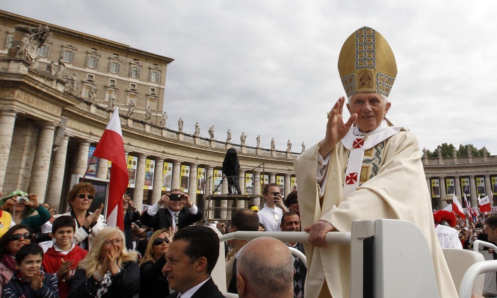 Papa Benedikt XVI na Trgu Sv. Petra prije mise - 3