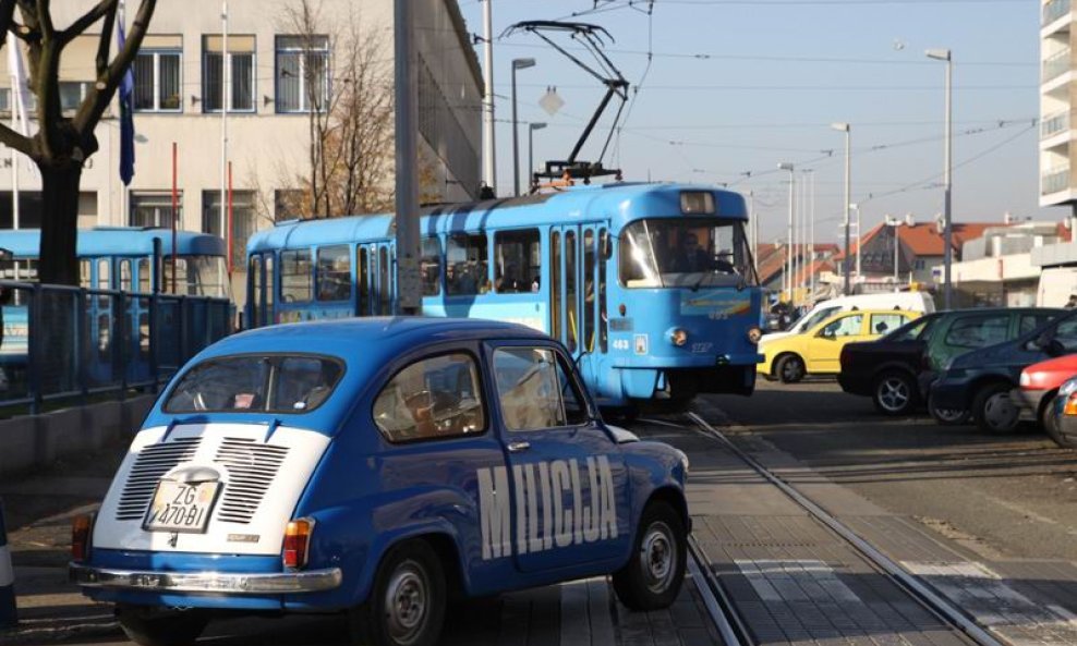 Milicajac Goran Navojec zaustavlja tramvaj