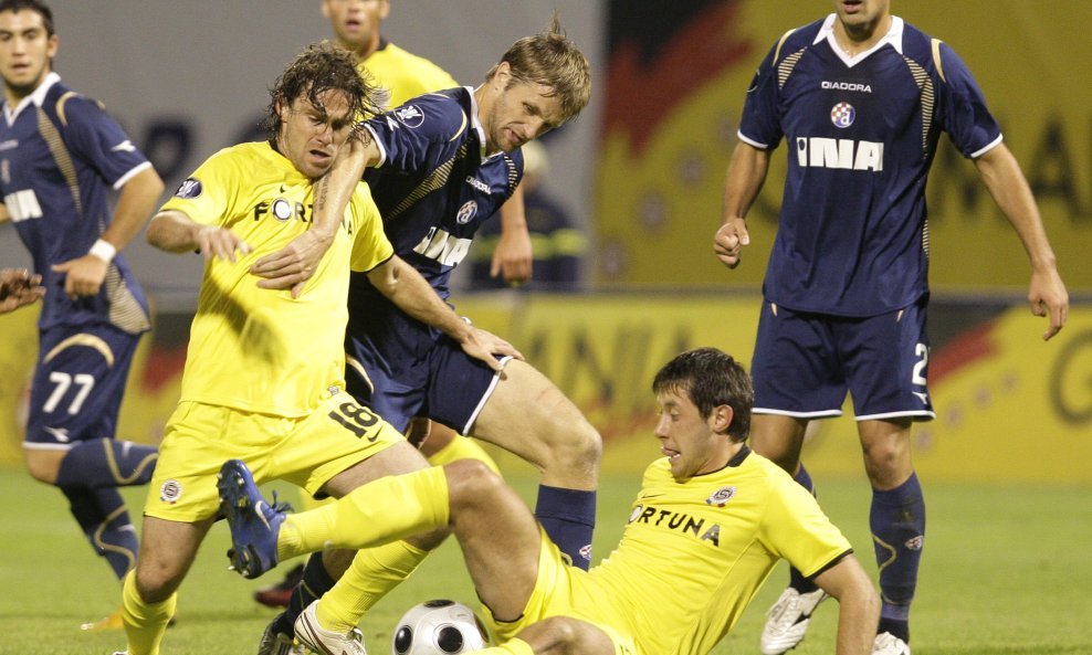 Miroslav Slepička (na podu, Sparta) i Igor Bišćan (Dinamo) sezona 2008.