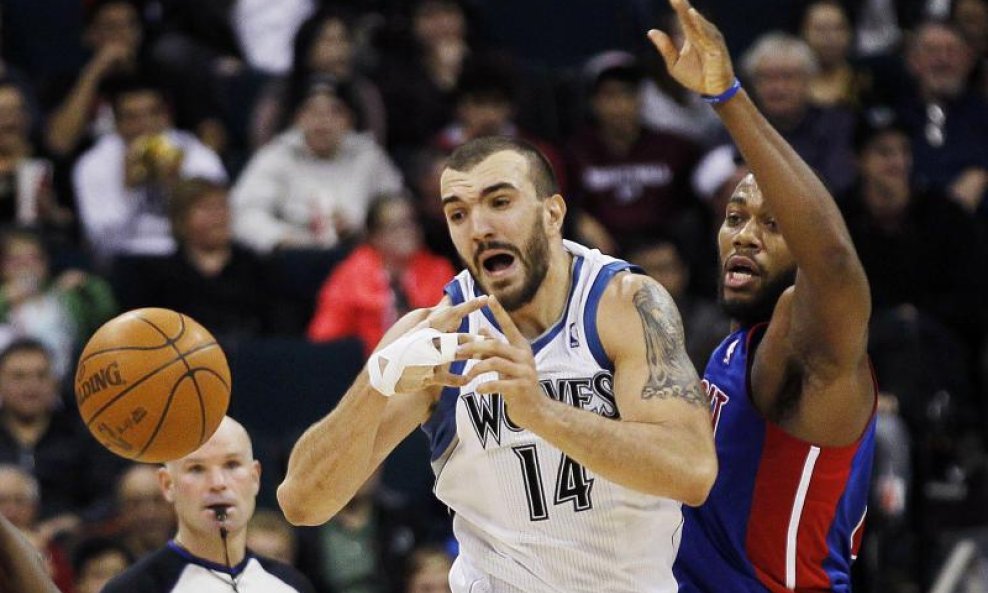 Greg Monroe (Detroit Pistons) vs. Nikola Peković (Minnesota Timberwolves) 