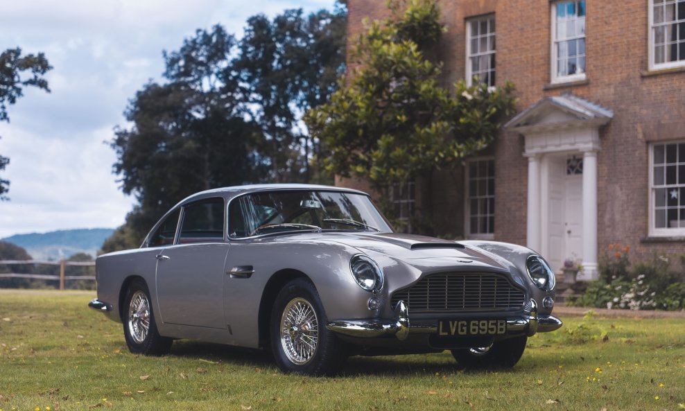 Aston Martin DB5 prodan putem Apple Paya 