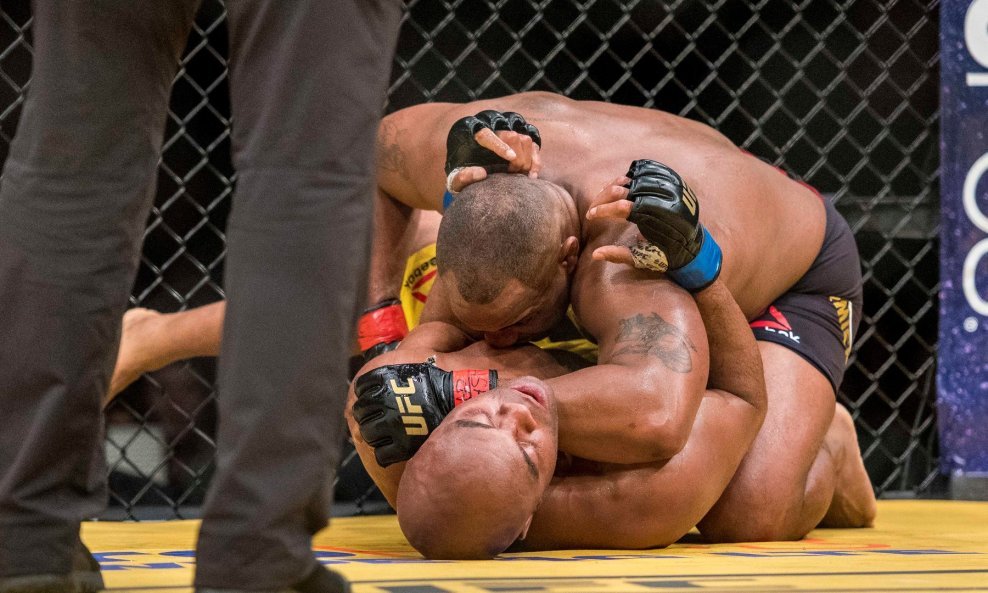 Daniel Cormier (gore) je umirovio Anthony Johnsona