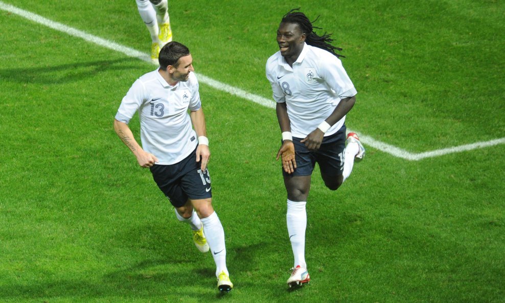 Bafetimbi Gomis i Anthony Revelliere