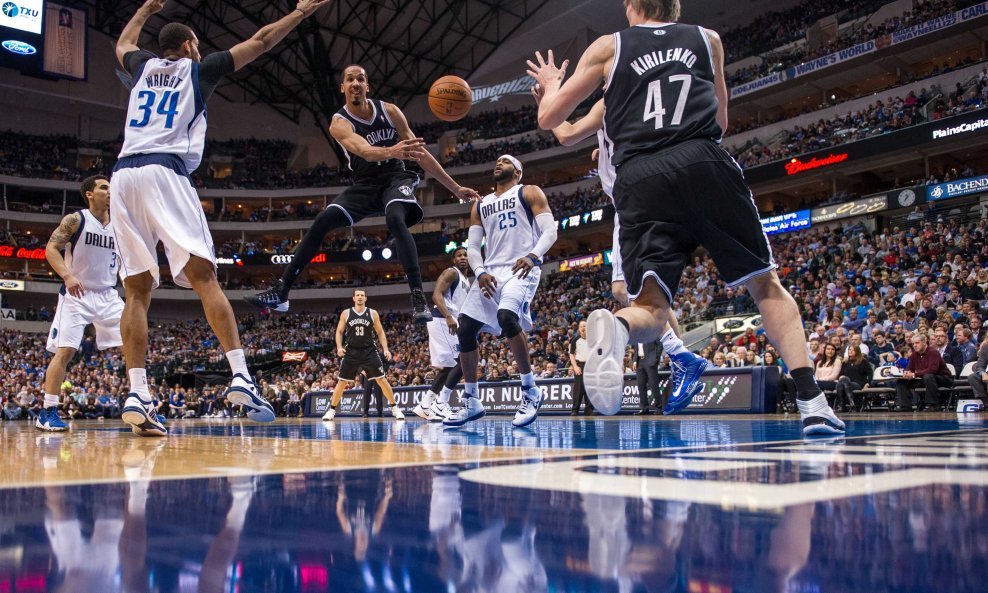 Shaun Livingston i Andrei Kirilenko protiv Dallas Mavericksa