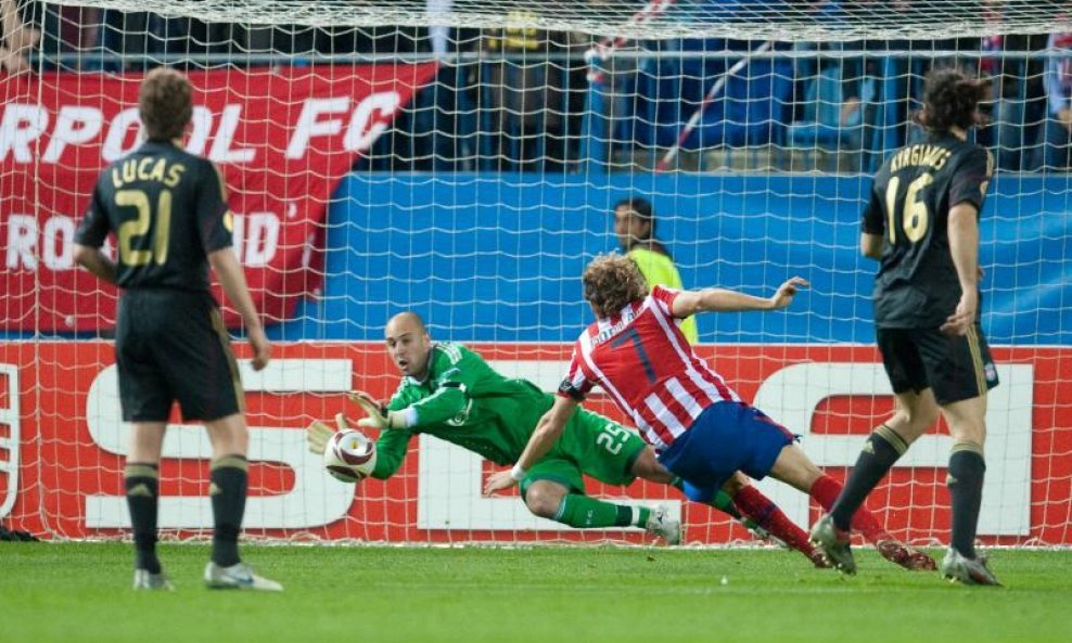 Pepe Reina (Liverpool) vs. Diego Forlan (Atletico Madrid)