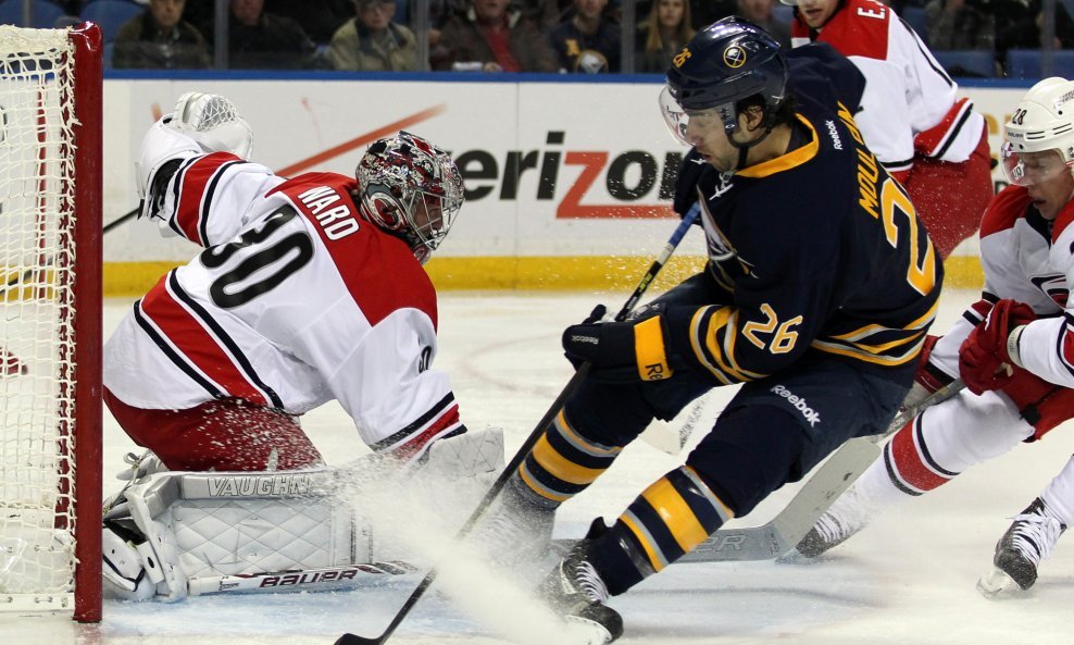 Golman Carolina Hurricanesa Cam Ward i igrač Buffalo Sabresa Matt Moulson