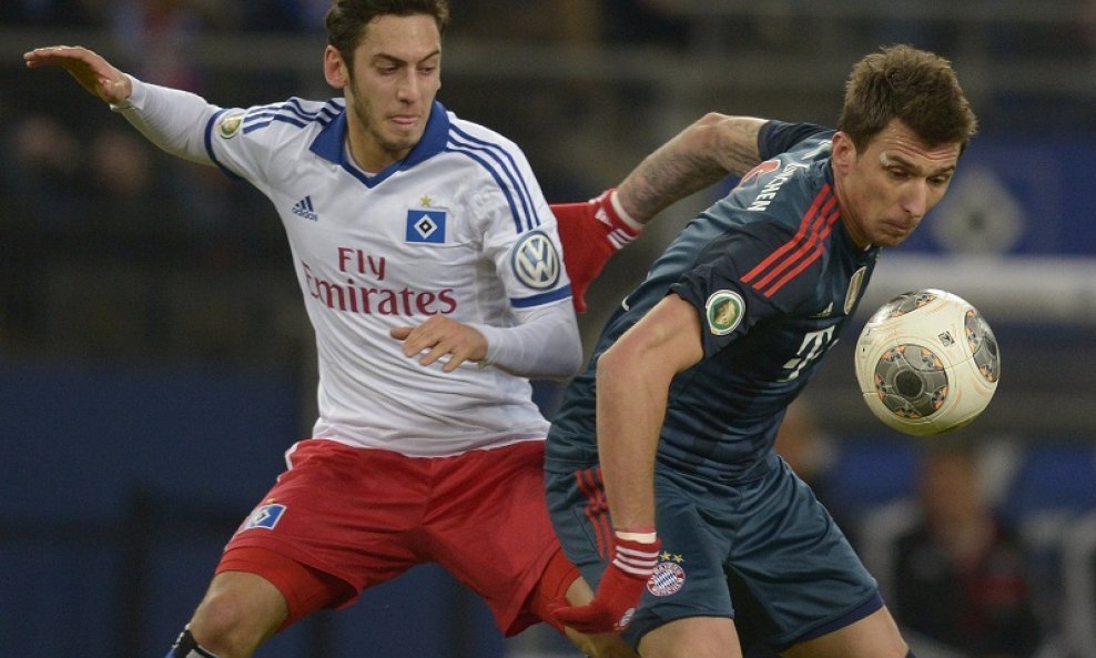 Hakan Calhanoglu (L) i Mario Mandžukić