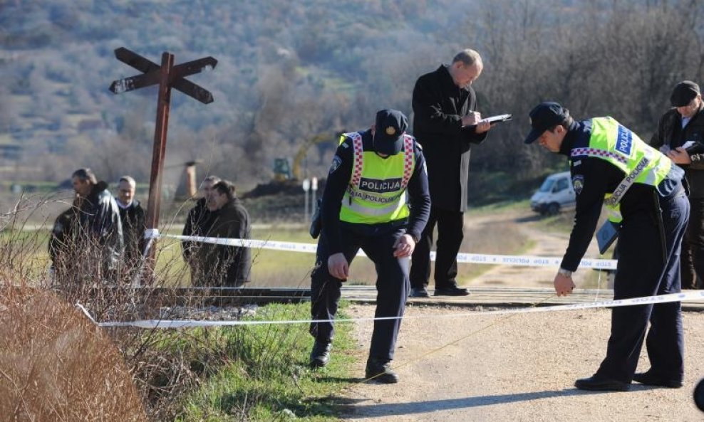 očevid na mjestu pogibije pod teretnim vlakom knin