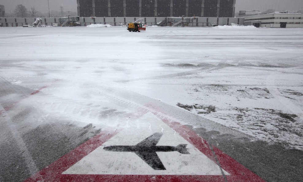 snijeg aerodrom švicarska zima