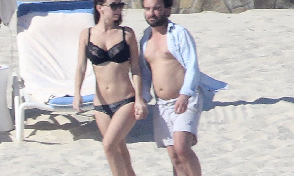 Johnny Galecki i Kelli Garner