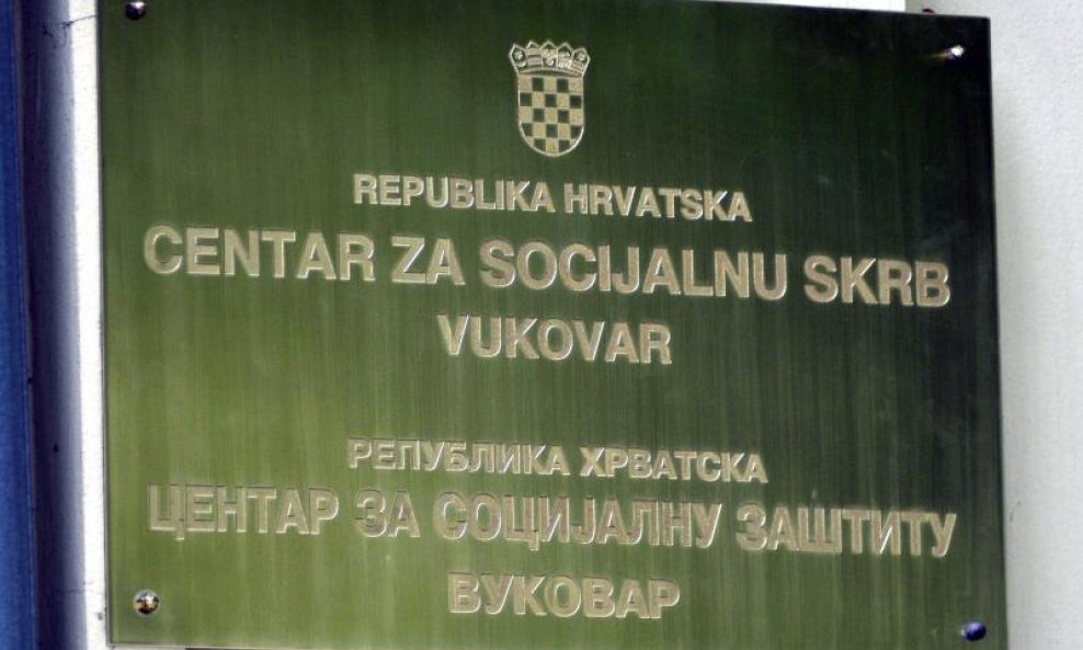 Dvojezična ploča na Centru za socijalnu skrb