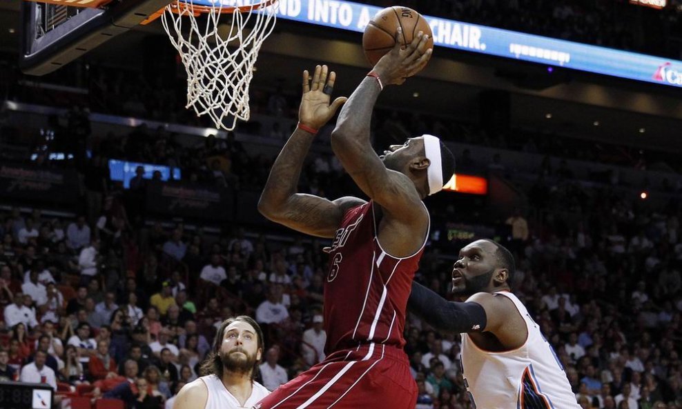 LeBron James (6) i  Al Jefferson (25)