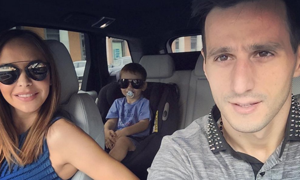 Nogometaš Nikola Kalinić sa suprugom Vanjom i sinom Mateom