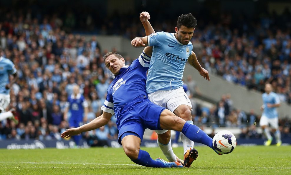 Manchester City - Everton,  Sergio Aguero i Phil Jagielka