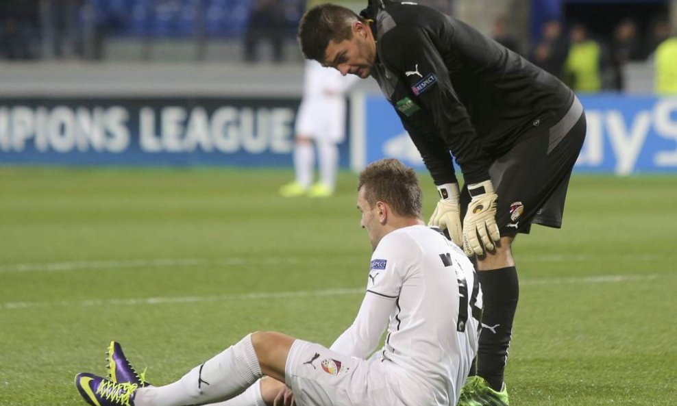 Radim Reznik (L) i  golman Matus Kozacik (Viktoria Plzen)