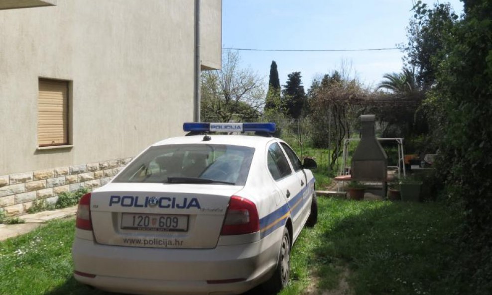 policija policijsko vozilo u dvorištu obiteljske kuće