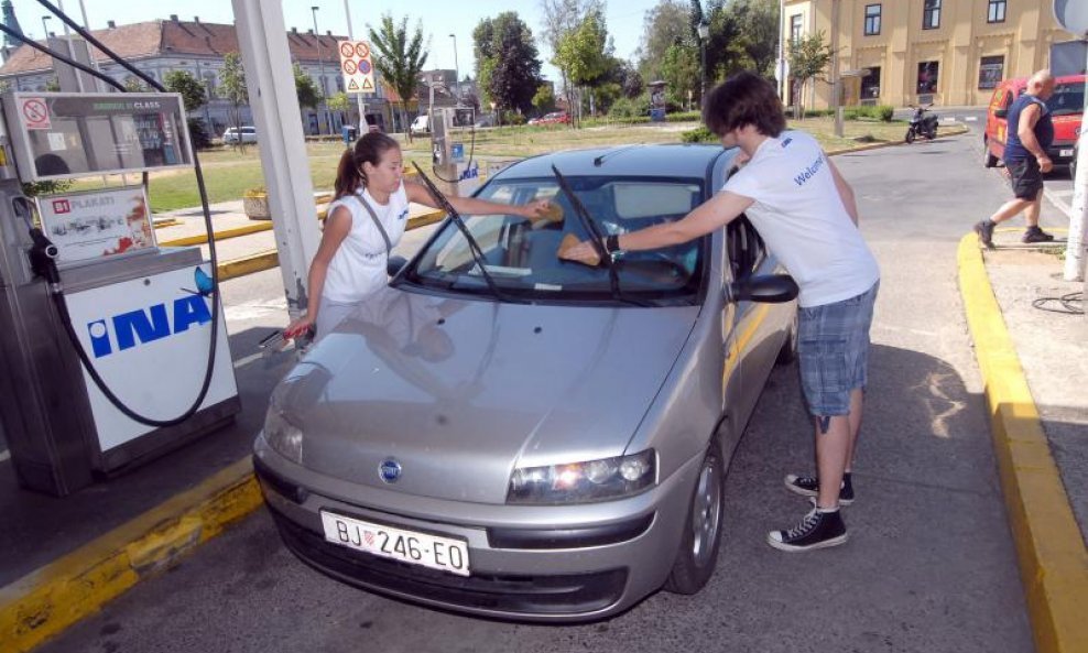 pranje vjetrobranskih stakala ljetni posao na benzinskoj