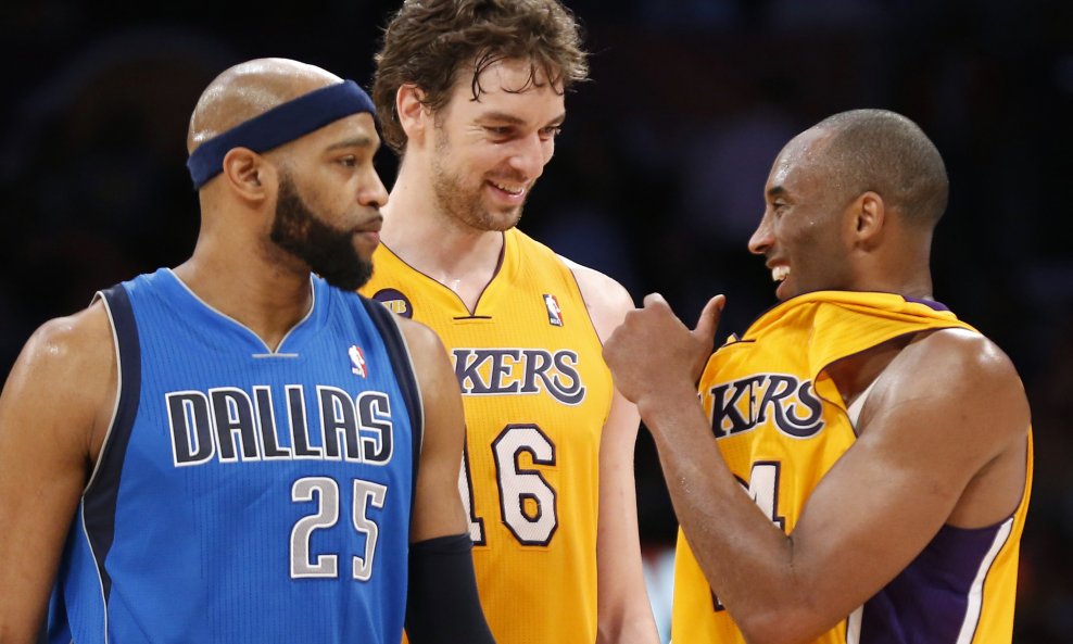 Pau Gasol i Kobe Bryant pored Vincea Cartera