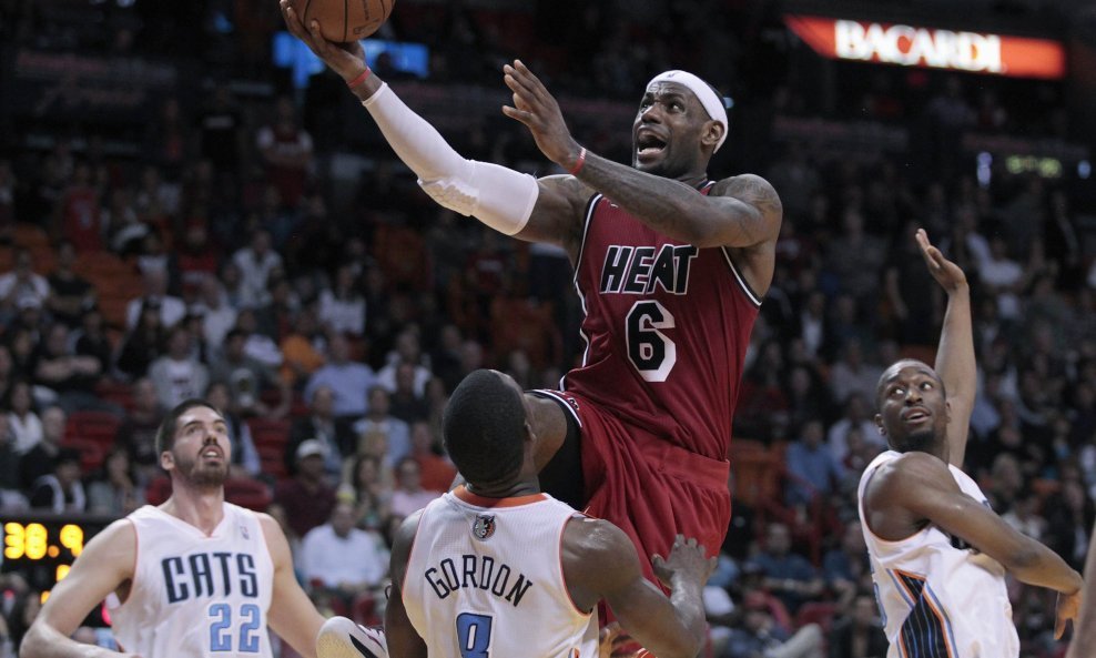 LeBron James protiv Charlotte