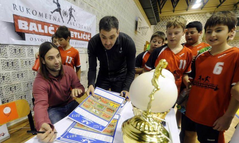 Ivano Balić i Petar Metličić s polaznicima rukometne akademije Balić-Metličić