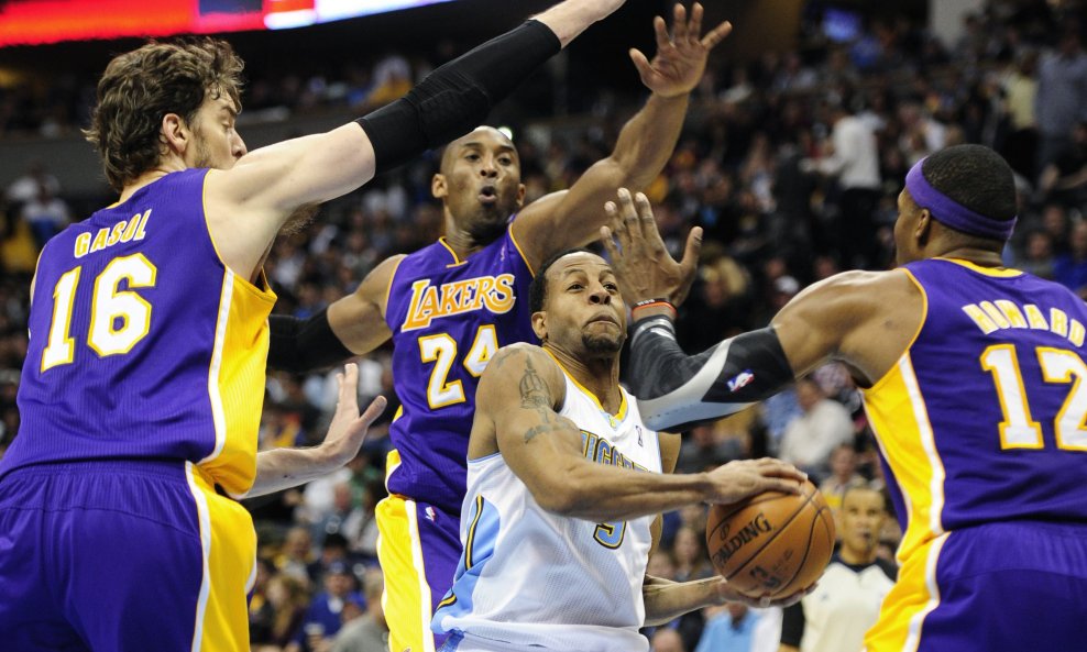 Andre Iguodala pored Gasola, Howarda i Bryanta