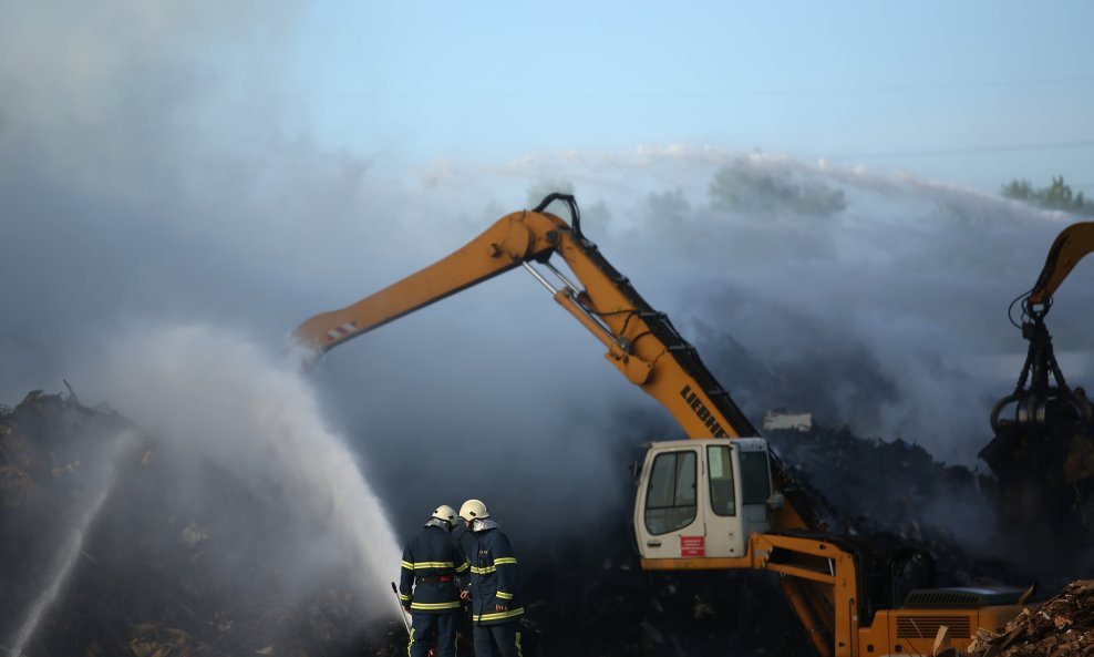 Požar koji je izbio u C.I.O.S.-u stavljen je pod kontrolu oko 2 sata ujutro. Vatrogasci rahle požariste i zalijevaju opožareni materijal