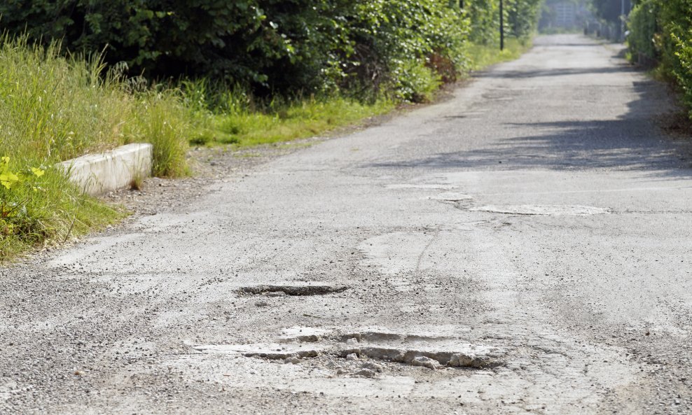 Rupe na cesti mogu oštetiti automobil