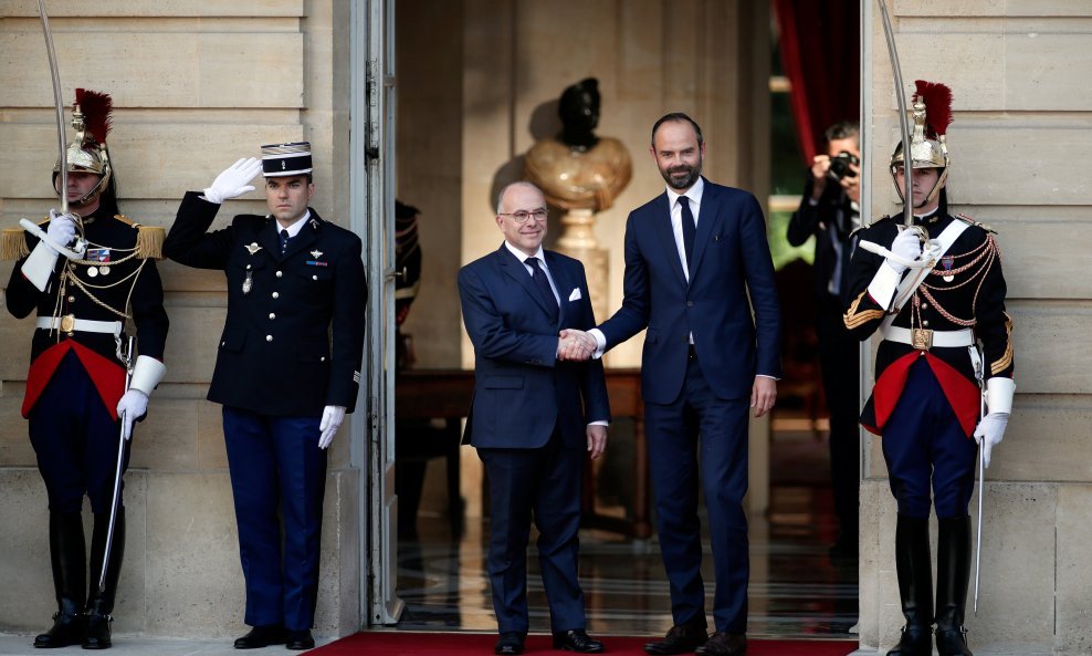 Edouard Philippe (desno) i bivši premijer Bernard Cazeneuve