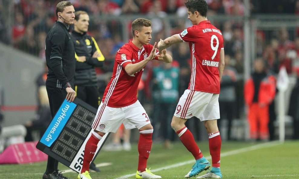 Joshua Kimmich (32, lijevo) i Robert Lewandowski (9)