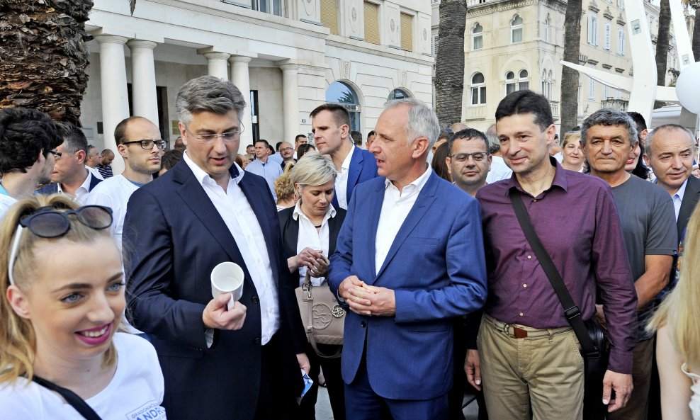 Plenković je s Oparom u društvu građana prošetao splitskom Rivom