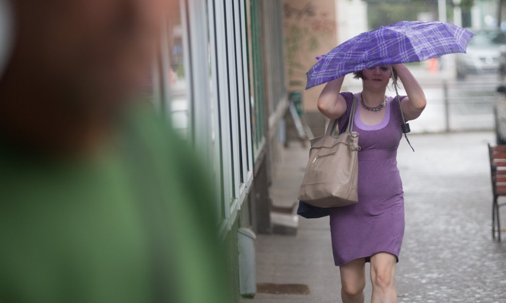 U nedjelju nakon sunčana prijepodneva mogući pljuskovi