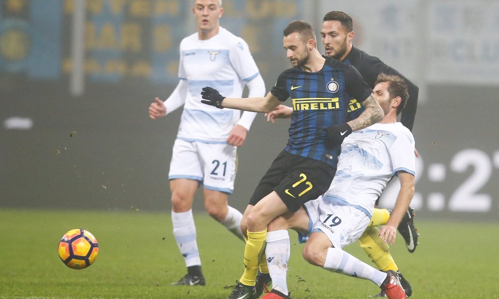 Marcelo Brozović (Inter) i Senad Lulić (Lazio)