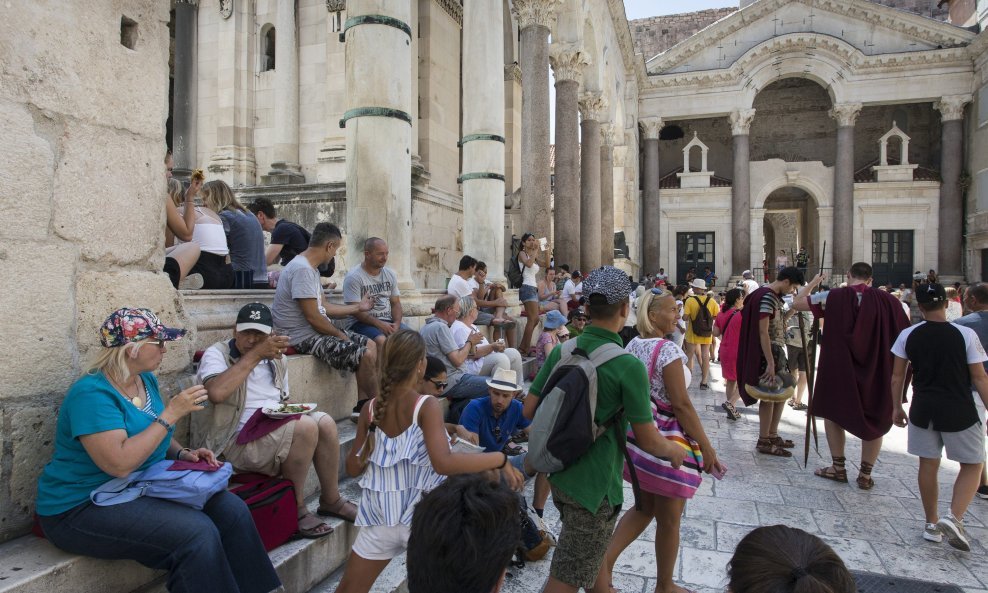 Turisti u potrazi za hladovinom i odmorom na ulicama Splita