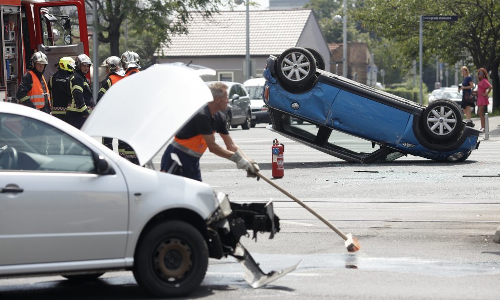 Sudar dva osobna automobila na križanju Vukovarske i Miramarske ulice. Navodno je sivi automobil prošao kroz crveno svjetlo na semaforu te udario u plavi Mini koji se uslijed udarca okrenuo na krov.