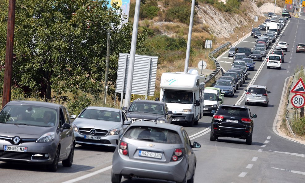 Zbog prometne nesreće na državnoj cesti u mjestu Rudanovac između Plitvičkih jezera i Korenice vozi se otežano