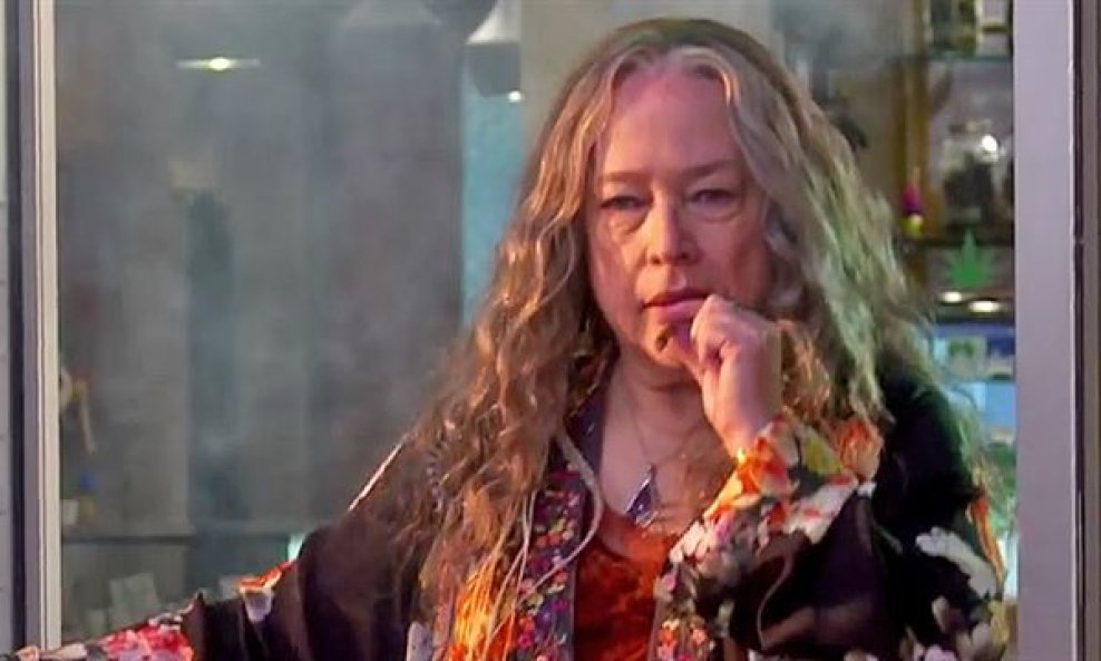 Kathy Bates u seriji 'Disjointed'