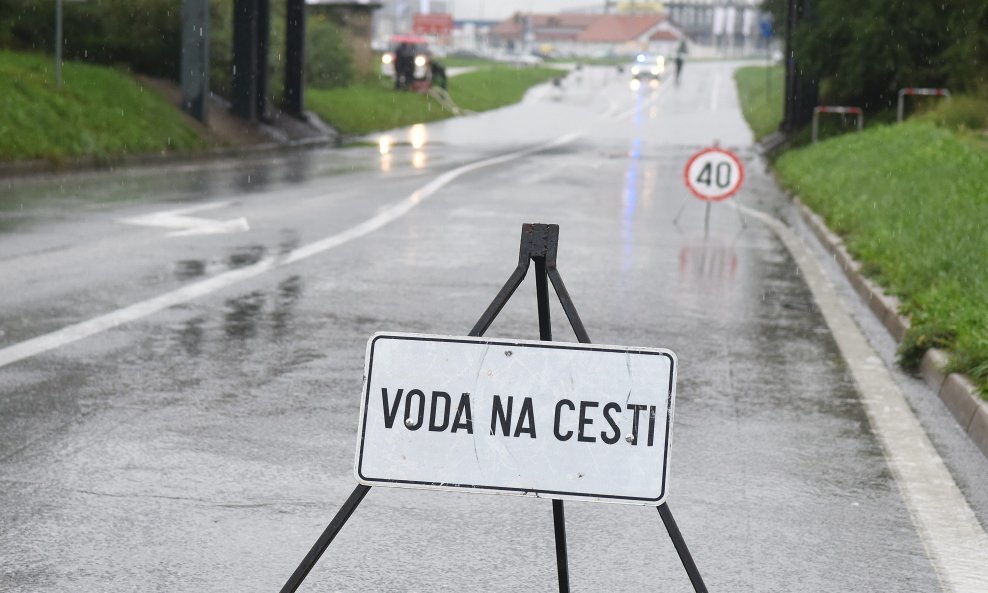 Zbog kiše u Karlovcu bila je zatvorena Državna cesta DC-1