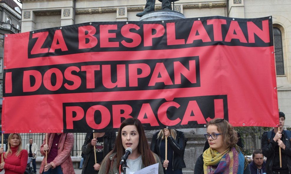 Na Trgu Petra Preradovića održan je prosvjedni skup "Za besplatni i dostupan pobačaj"