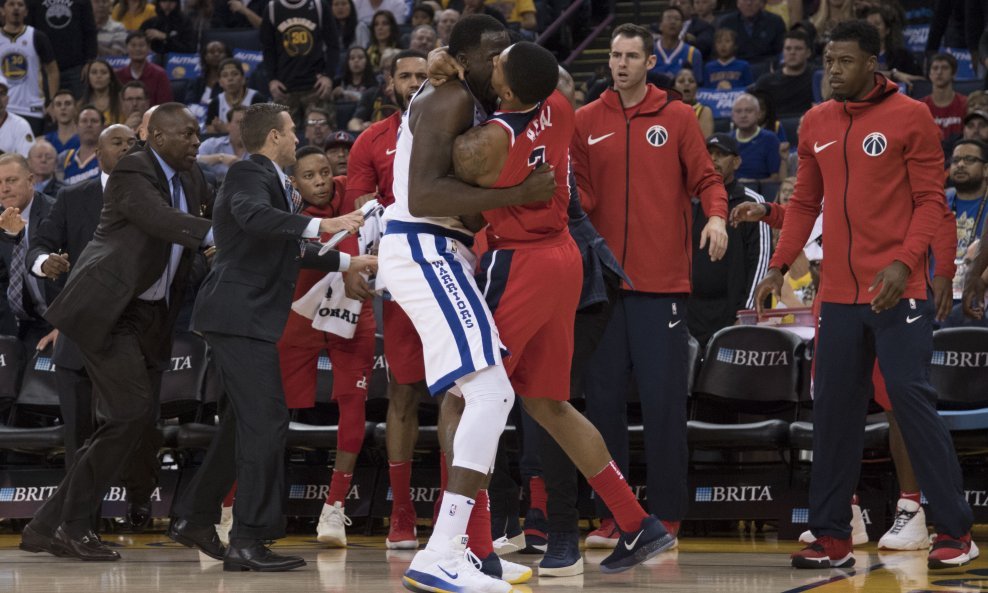 Draymond Green i Bradley Beal u klinču