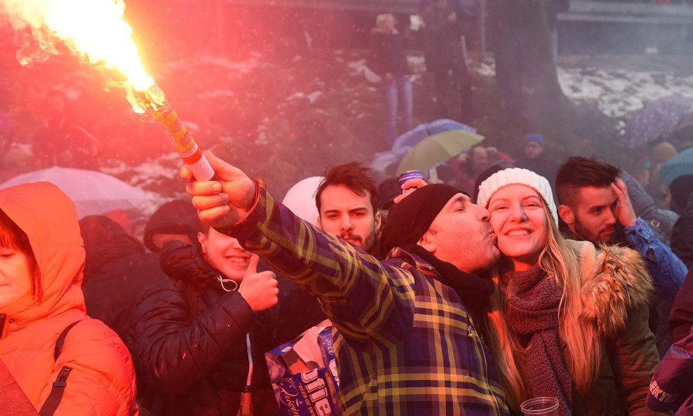 U Fužinama, mjestu u središtu Gorskog kotara, već tradicionalno organizira se svečani doček nove, odnosno ispraćaj stare godine. No, ovaj doček se odvija na Silvestrovo točno u podne. Unatoč kiši okupilo se vise tisuća posjetitelja