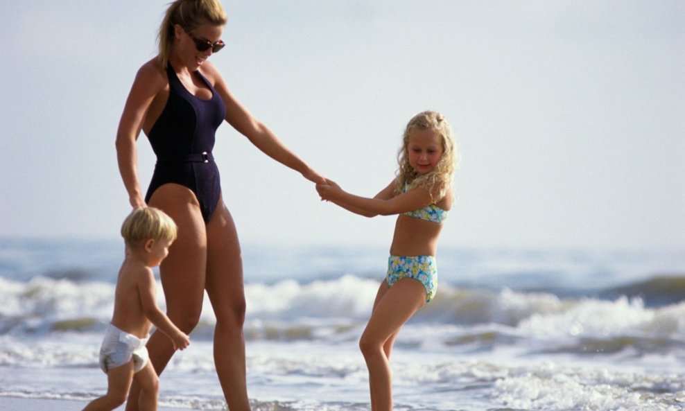 plaža more majka djeca godišnji odmor