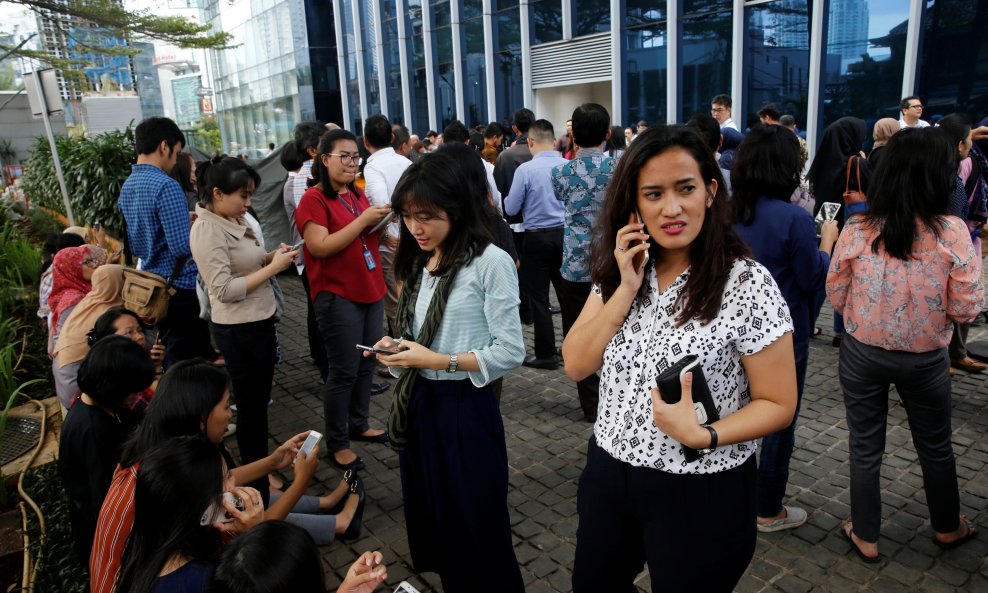 Ljudi su izašli na ulice nakon potresa u Indoneziji