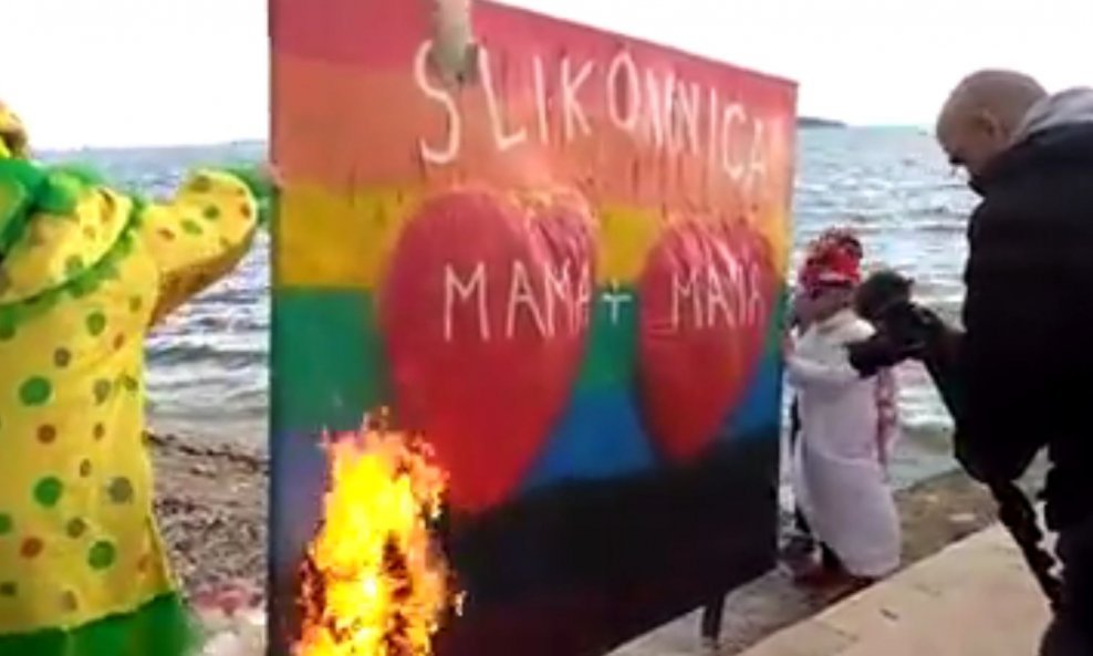 Paljenje gay slikovnice u Kaštelima