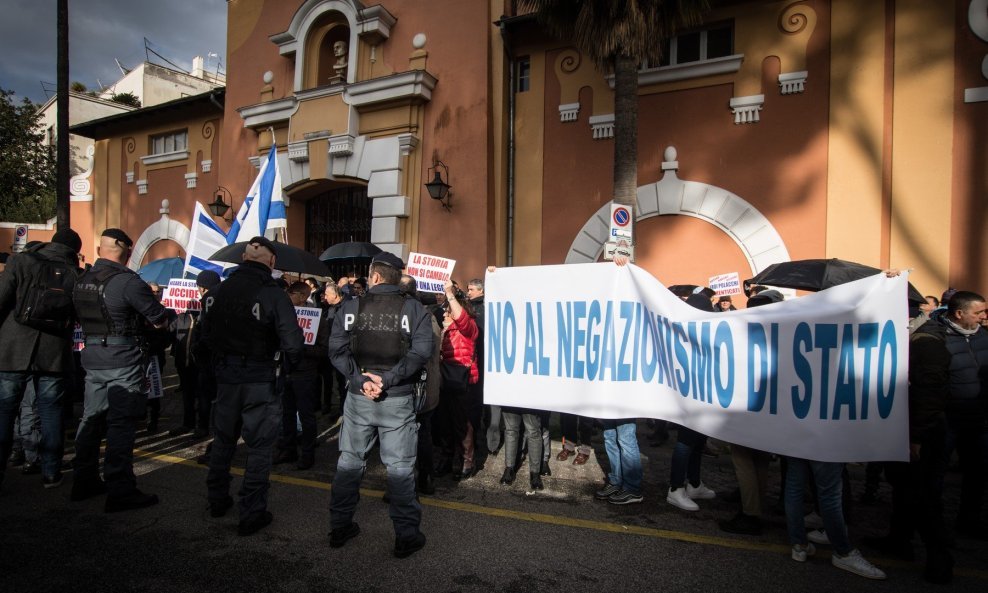 Već tjedan dana diljem svijeta traju prosvjedi protiv poljskog zakona