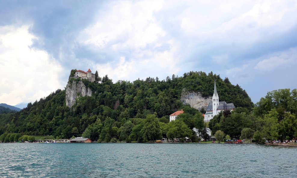 Bledsko jezero ponajveća je slovenska turistička atrakcija