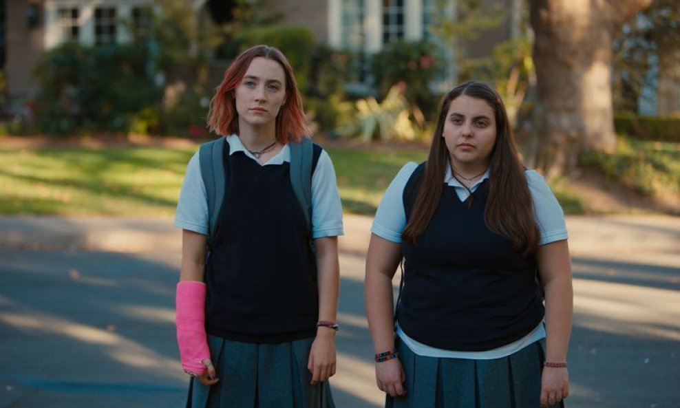 Saoirse Ronan kao Lady Bird i Beanie Feldstein kao Julie u filmu 'Lady Bird'