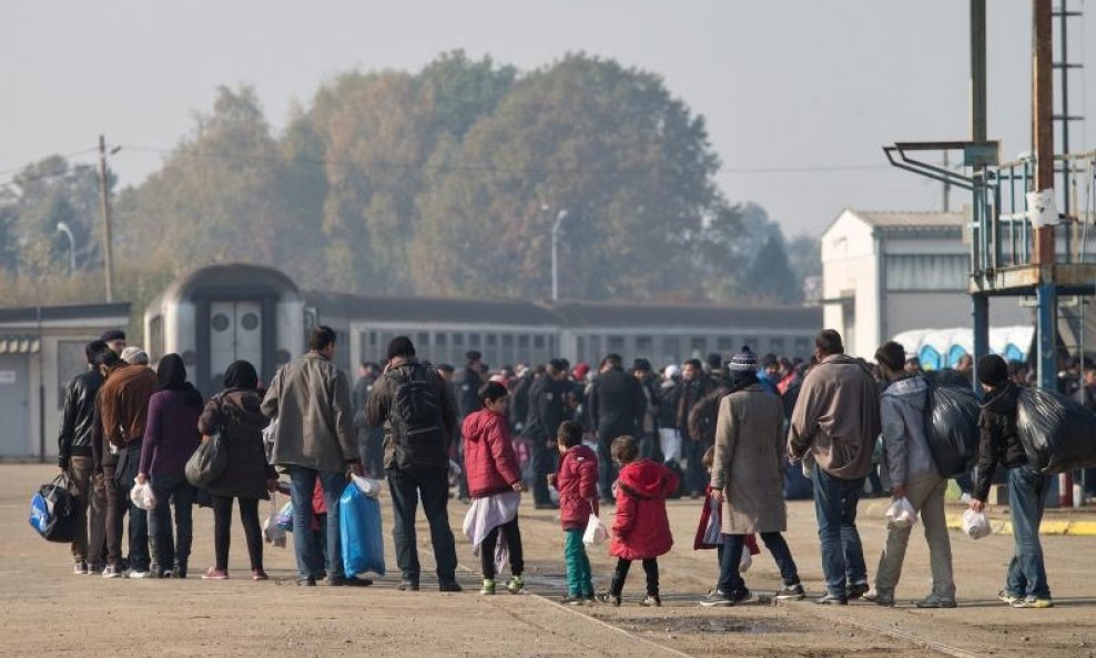 Izbjeglice čekaju u redu za registraciju prilikom ulaska u zimski tranzitni centar (9)