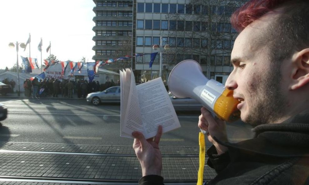 Punker Njec Hranjec čita Tajnu Krvavog mosta, preko puta prosvjednika branitelja (2)