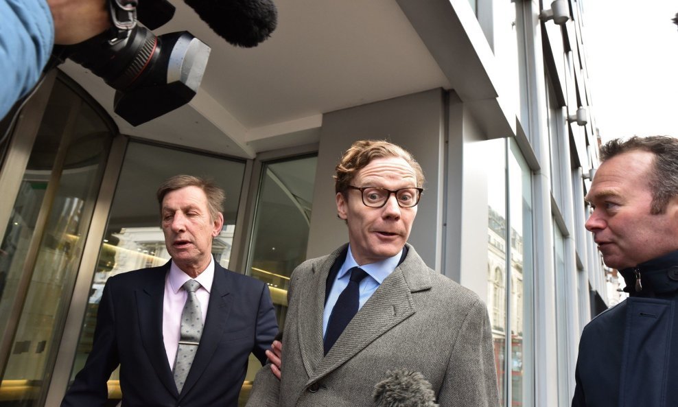 Alexander Nix, čelnik Cambridge Analytice, snimljen u ponedjeljak prilikom dolaska na posao